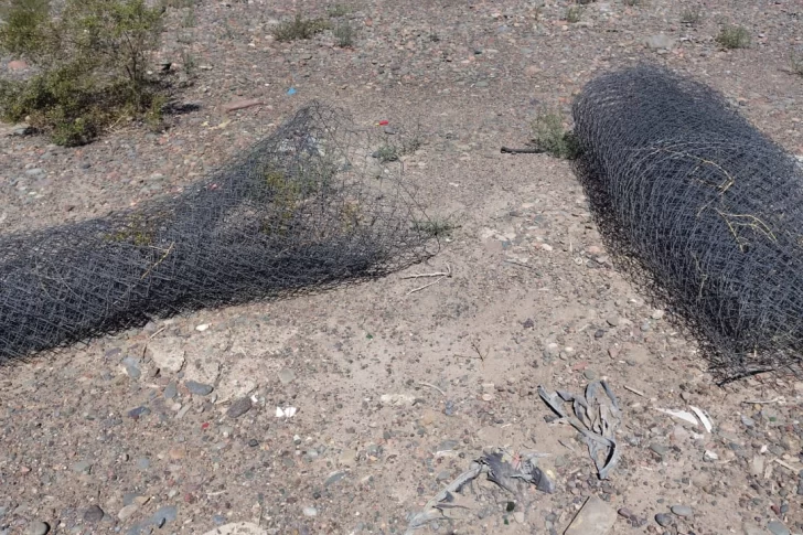 Robaron dos rollos de alambre perimetral y fueron capturados a toda velocidad en el barrio Parque Industrial