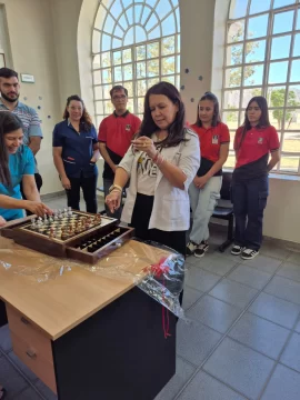 El espíritu solidario de los alumnos de la Boero no para: ahora fabricaron 2 juegos de ajedrez y los donaron a un hospital