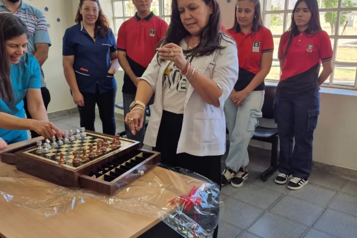 El espíritu solidario de los alumnos de la Boero no para: ahora fabricaron 2 juegos de ajedrez y los donaron a un hospital