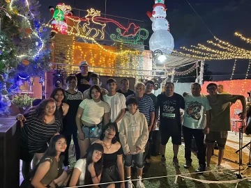 El vecino de Rawson que, por una promesa, desde hace 15 años cubre de luces el exterior de su casa por la Navidad