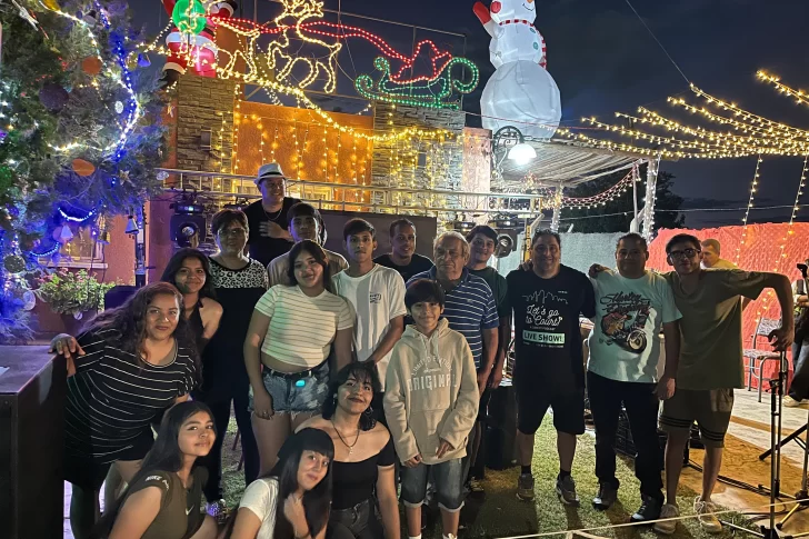 El vecino de Rawson que, por una promesa, desde hace 15 años cubre de luces el exterior de su casa por la Navidad