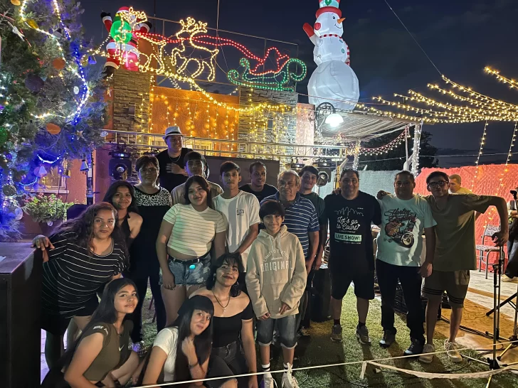 El vecino de Rawson que, por una promesa, desde hace 15 años cubre de luces el exterior de su casa por la Navidad El vecino de Rawson que, por una promesa, desde hace 15 años cubre de luces el exterior de su casa por la Navidad