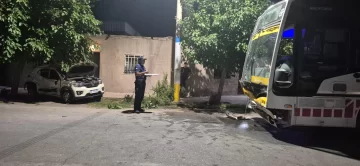 Un colectivo de la Red Tulum chocó con un auto y una mujer sufrió fracturas Un colectivo de la Red Tulum chocó con un auto y una mujer sufrió fracturas