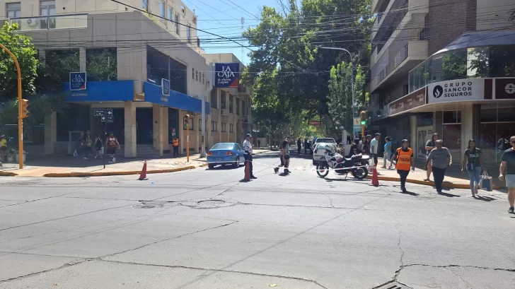 Una mujer fue embestida por un auto y tuvo que ser hospitalizada Una mujer fue embestida por un auto y tuvo que ser hospitalizada