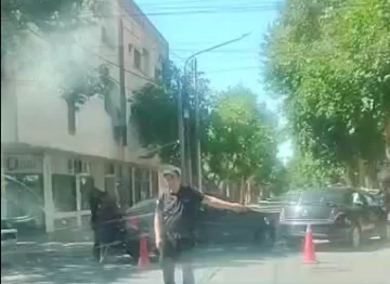 Aparatoso choque entre dos autos en una esquina sin semáforos Aparatoso choque entre dos autos en una esquina sin semáforos