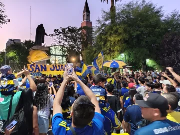 Los xeneizes sanjuaninos pintaron la Plaza 25 de Mayo de azul y oro en el Día del Hincha de Boca