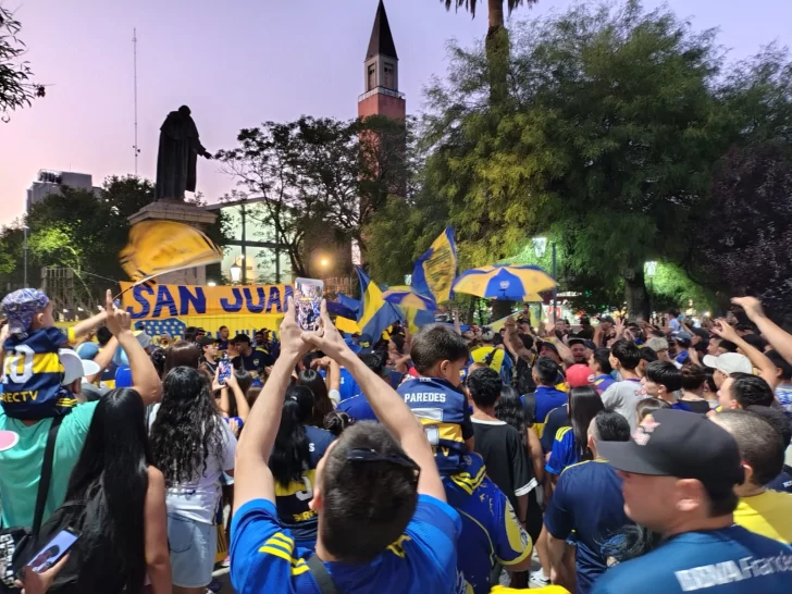 Los xeneizes sanjuaninos pintaron la Plaza 25 de Mayo de azul y oro en el Día del Hincha de Boca Los xeneizes sanjuaninos pintaron la Plaza 25 de Mayo de azul y oro en el Día del Hincha de Boca