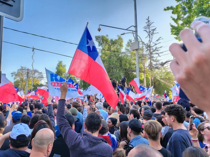 DIARIO DE CUYO en el comando central del nuevo presidente de Chile, José Antonio Kast: “El que no salta es zurdo” DIARIO DE CUYO en el comando central del nuevo presidente de Chile, José Antonio Kast: “El que no salta es zurdo”