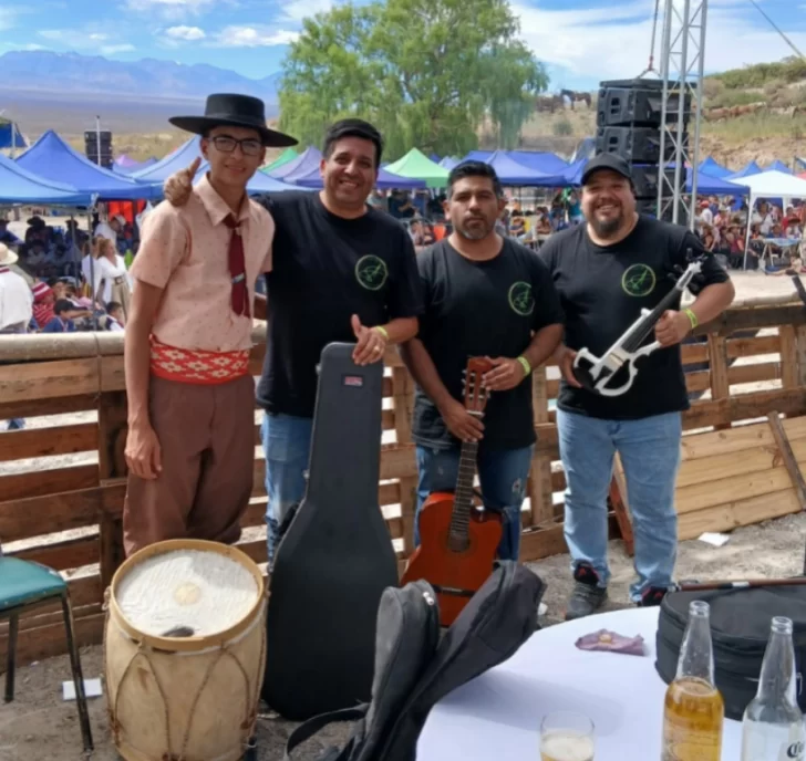 De Iglesia a Jesús María: Benjamín Castillo, el joven bombista que conquistó con su interpretación a Los Sacheros Santiagueños De Iglesia a Jesús María: Benjamín Castillo, el joven bombista que conquistó con su interpretación a Los Sacheros Santiagueños