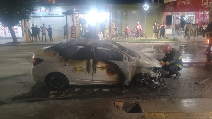 Un remis, envuelto en llamas en plena calle: tuvo que intervenir Bomberos Un remis, envuelto en llamas en plena calle: tuvo que intervenir Bomberos