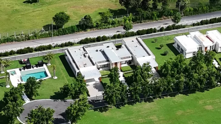 Allanamiento en la mansión adjudicada a presuntos testaferros de “Chiqui” Tapia: secuestran 54 vehículos de lujo Allanamiento en la mansión adjudicada a presuntos testaferros de “Chiqui” Tapia: secuestran 54 vehículos de lujo