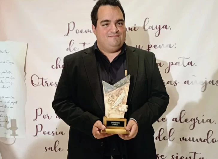 Maxi Martín, el bibliotecario que se inspiró en la pandemia para crear una novela de terror con escenario sanjuanino Maxi Martín, el bibliotecario que se inspiró en la pandemia para crear una novela de terror con escenario sanjuanino