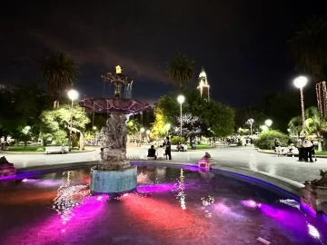 La Plaza 25 ya palpita la Navidad: luces, guirnaldas y árboles navideños La Plaza 25 ya palpita la Navidad: luces, guirnaldas y árboles navideños