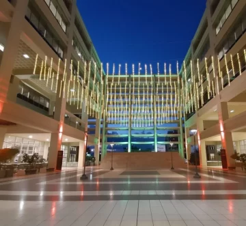 Decoración navideña inédita en el Centro Cívico: en la Plaza Seca se montó un cielo lumínico de 600 metros cuadrados