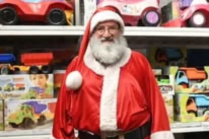Tras 37 años de misión, Papá Noel colgó el trineo: por problemas de salud ya no visitará en Navidad a los niños en los hospitales