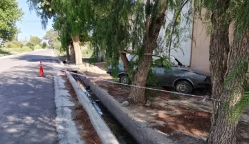 Un ciclista quedó gravemente herido tras ser impactado por un Renault 12: el auto terminó estrellándose contra una casa Un ciclista quedó gravemente herido tras ser impactado por un Renault 12: el auto terminó estrellándose contra una casa