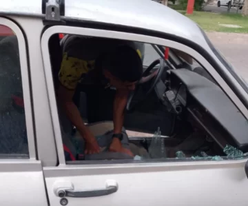 Rompió el vidrio de un auto, se robó varias pertenencias y por las cámaras de seguridad quedó detenido