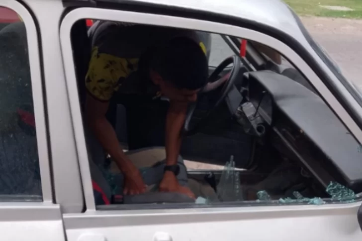 Rompió el vidrio de un auto, se robó varias pertenencias y por las cámaras de seguridad quedó detenido