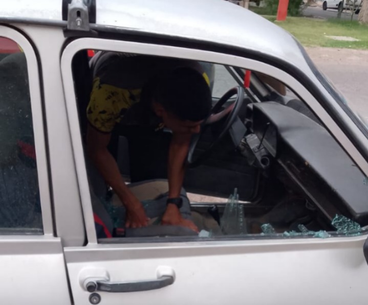 Rompió el vidrio de un auto, se robó varias pertenencias y por las cámaras de seguridad quedó detenido