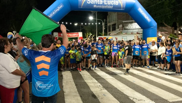 La carrera “Santa Lucía Corre de Noche” tuvo récord de inscriptos por sus calles