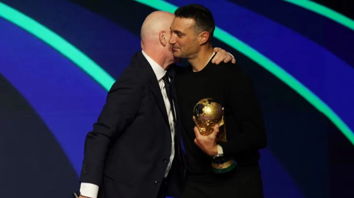 Infantino le pidió perdón a Scaloni por haberle hecho poner guantes en la ceremonia para trasladar la Copa Infantino le pidió perdón a Scaloni por haberle hecho poner guantes en la ceremonia para trasladar la Copa