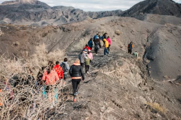 Rawson invita a una noche de senderismo cultural bajo la Luna llena en el Cerro Barboza: conocé qué debés hacer para participar