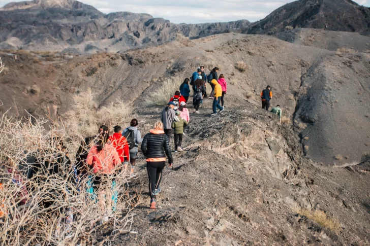 Rawson invita a una noche de senderismo cultural bajo la Luna llena en el Cerro Barboza: conocé qué debés hacer para participar
