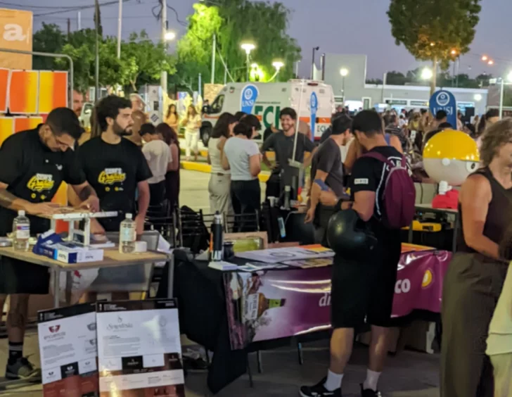 Ciencia, arte y comunidad: la UNSJ mostró su abanico de actividades en la Noche de las Universidades Ciencia, arte y comunidad: la UNSJ mostró su abanico de actividades en la Noche de las Universidades