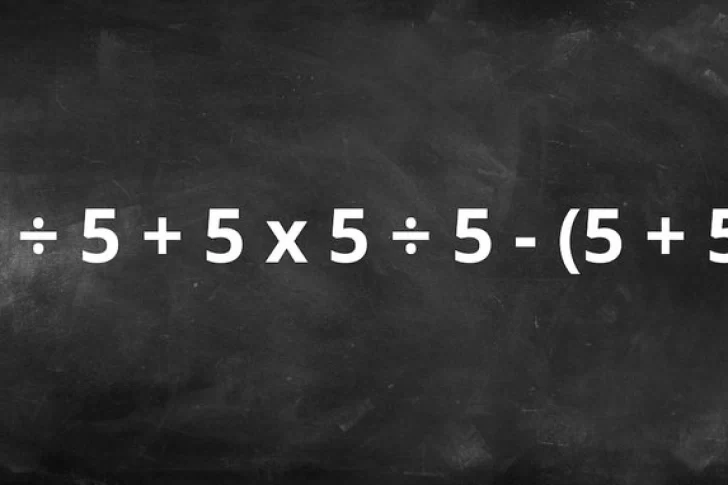 ¿Cuánto es 5 ÷ 5 + 5 x 5 ÷ 5 – (5 + 5)?