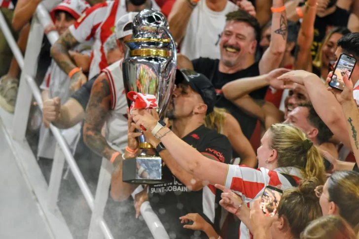 La frase de Verón sobre el valor del título tras la polémica por el pasillo y su emoción por el gesto de los jugadores de Estudiantes La frase de Verón sobre el valor del título tras la polémica por el pasillo y su emoción por el gesto de los jugadores de Estudiantes