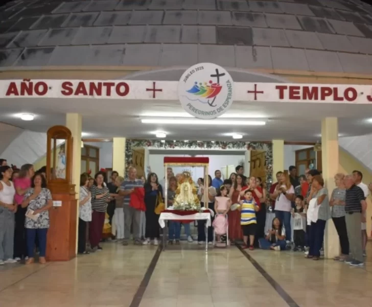 Con una vigilia de jóvenes esperarán la procesión de la madrugada en honor a la Virgen