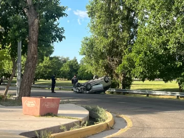 Perdió el control en una curva pronunciada de Santa Lucía y volcó Perdió el control en una curva pronunciada de Santa Lucía y volcó