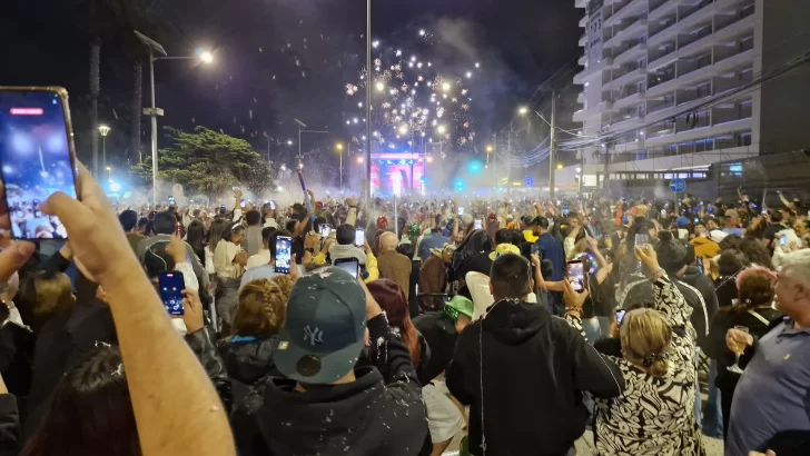 A-las-doce-se-disfruto-de-musica-papel-picado-espuma-y-hasta-fuegos-artificiales.-728x410