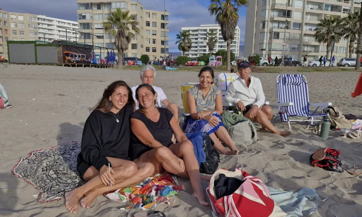 Las-charlas-a-la-espera-de-la-puesta-de-sol-son-imperdibles-para-los-disfrutan-de-La-Serena-728x436