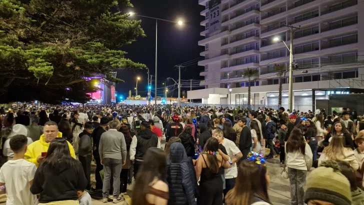 Miles-de-familias-vivieron-el-Ano-Nuevo-disfrutando-el-show-en-la-playa.-728x410