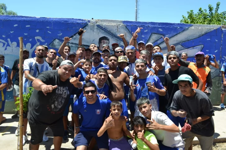 Banderazo de ilusión: los hinchas de Unión despidieron al equipo que buscará la hazaña en Mendoza Banderazo de ilusión: los hinchas de Unión despidieron al equipo que buscará la hazaña en Mendoza