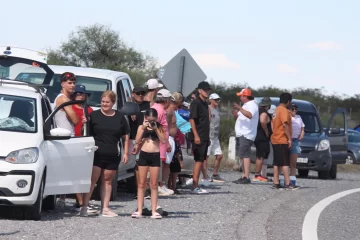 Soportando el intenso sol y con casi 40°C, los fanáticos hicieron el “aguante” a la Vuelta a San Juan: las mejores fotos Soportando el intenso sol y con casi 40°C, los fanáticos hicieron el “aguante” a la Vuelta a San Juan: las mejores fotos