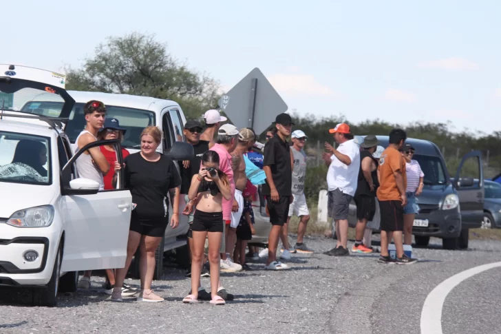 Soportando el intenso sol y con casi 40°C, los fanáticos hicieron el “aguante” a la Vuelta a San Juan: las mejores fotos Soportando el intenso sol y con casi 40°C, los fanáticos hicieron el “aguante” a la Vuelta a San Juan: las mejores fotos