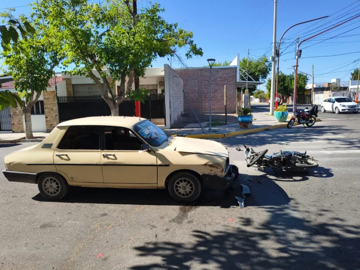 choque-auto-moto-renault-zanella1-728x546