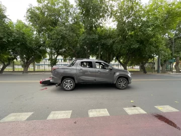 Un motociclista chocó a un auto que esperaba el semáforo y tuvo que ser hospitalizado: creen que iba ebrio Un motociclista chocó a un auto que esperaba el semáforo y tuvo que ser hospitalizado: creen que iba ebrio
