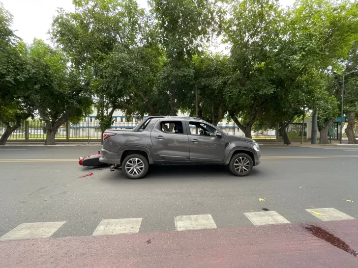 Un motociclista chocó a un auto que esperaba el semáforo y tuvo que ser hospitalizado: creen que iba ebrio Un motociclista chocó a un auto que esperaba el semáforo y tuvo que ser hospitalizado: creen que iba ebrio