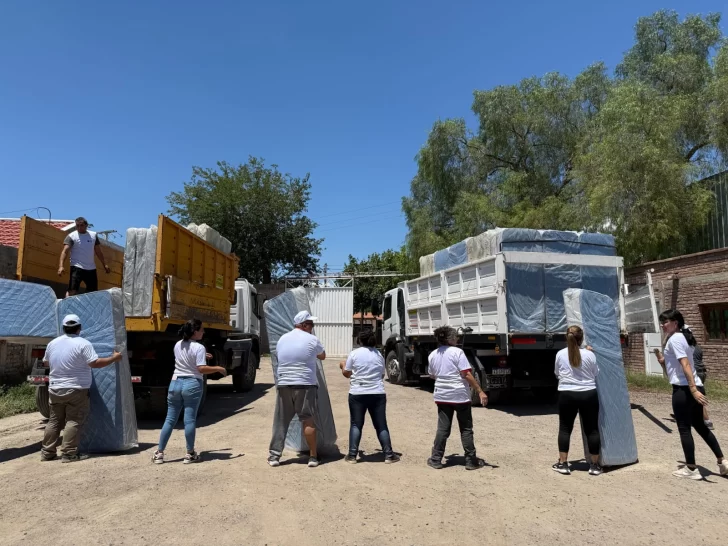 Tras las lluvias, el Gobierno asistió a 150 familias de Ullum y Pocito Tras las lluvias, el Gobierno asistió a 150 familias de Ullum y Pocito
