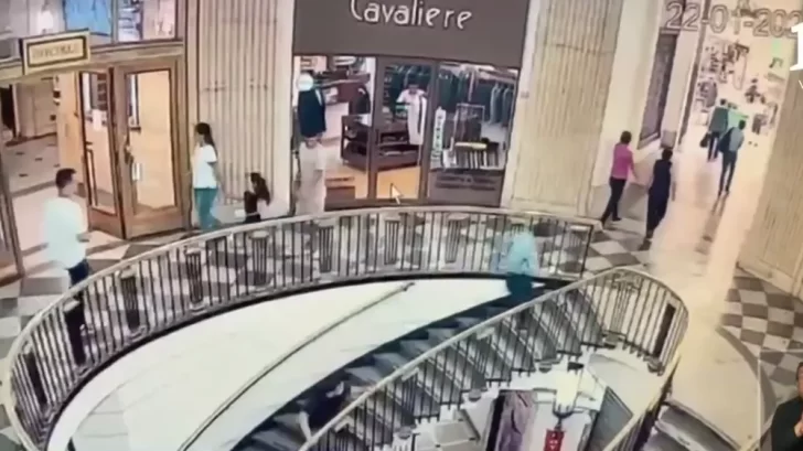 Estafaron a un mendocino que fue a cambiar dólares en Santiago de Chile: persiguió al delincuente Estafaron a un mendocino que fue a cambiar dólares en Santiago de Chile: persiguió al delincuente