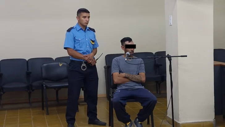 Amenazó con matar a toda su familia con un arma porque no le dejaban ver a sus hijas: le dieron un año de cárcel Amenazó con matar a toda su familia con un arma porque no le dejaban ver a sus hijas: le dieron un año de cárcel