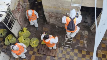 Limpieza en la “casa del terror”: al menos tres camiones y 150 bolsas de basura en donde convivieron 30 personas indigentes Limpieza en la “casa del terror”: al menos tres camiones y 150 bolsas de basura en donde convivieron 30 personas indigentes