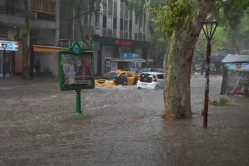 Una fuerte tormenta de lluvia, granizo y viento causó serios daños en varios departamentos de Mendoza Una fuerte tormenta de lluvia, granizo y viento causó serios daños en varios departamentos de Mendoza