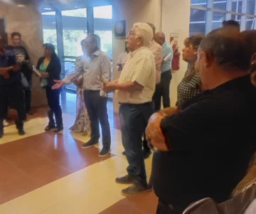 Confuso episodio en una asamblea de Pepe Villa en el Centro Cívico: mirá las imágenes Confuso episodio en una asamblea de Pepe Villa en el Centro Cívico: mirá las imágenes