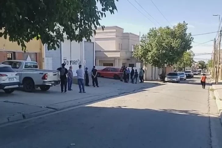 Entraron a robar a una reconocida distribuidora y murieron tras caer de seis metros de altura Entraron a robar a una reconocida distribuidora y murieron tras caer de seis metros de altura
