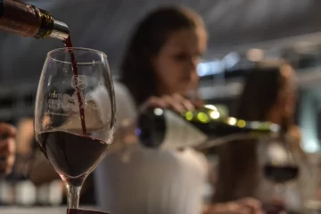 Con promesas de stand se hacen pasar por organizadores del Festival del Obrero Viñatero para estafar vinotecas de San Juan Con promesas de stand se hacen pasar por organizadores del Festival del Obrero Viñatero para estafar vinotecas de San Juan