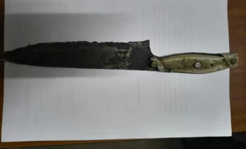 Lo atacó con un cuchillo carnicero para robarle el celular y lo dejó herido en el abdomen Lo atacó con un cuchillo carnicero para robarle el celular y lo dejó herido en el abdomen